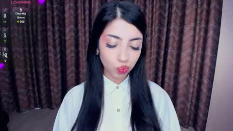 Snapshot of kindraevert chatting on 11-18-25, 06:07 Megan online show from 11-18-25, 06:07