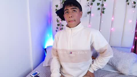 Snapshot of king_azahell chatting on 01-04-25, 02:56 king help me reach 100 likes online show from 01-04-25, 02:56