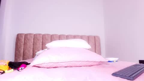 Snapshot of king_bella_ chatting on 11-13-25, 03:05 Bella online show from 11-13-25, 03:05