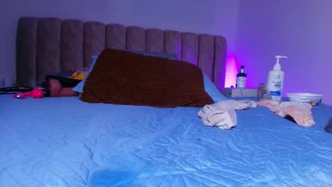 Snapshot of king_bella_ chatting on 11-26-25, 03:07 Bella online show from 11-26-25, 03:07