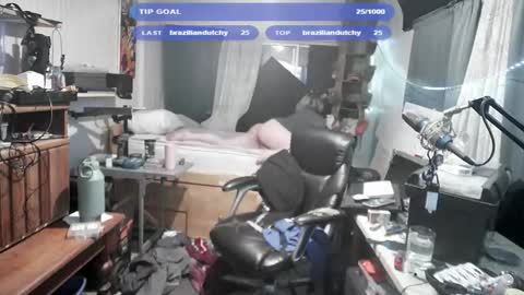 Snapshot of kinkybiguy14 chatting on 10-26-25, 12:49 Kinky Cassie online show from 10-26-25, 12:49