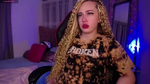 Snapshot of kinkydoll_ chatting on 02-19-25, 04:23 Sara online show from 02-19-25, 04:23