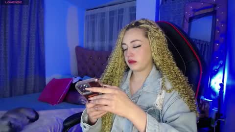 Snapshot of kinkydoll_ chatting on 03-01-25, 04:26 Sara online show from 03-01-25, 04:26