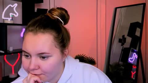 Snapshot of kira_fox_x chatting on 11-13-25, 12:15 kira fox x online show from 11-13-25, 12:15