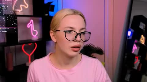 Snapshot of kira_fox_x chatting on 11-23-25, 12:27 kira fox x online show from 11-23-25, 12:27