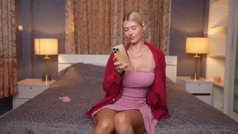 Snapshot of kirabl00m chatting on 06-19-26, 03:33 kira bloom online show from 06-19-26, 03:33