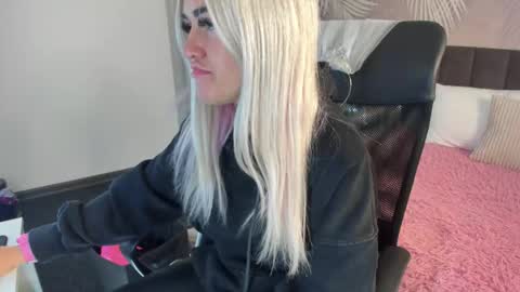 Snapshot of kiramagnolia chatting on 09-29-25, 01:44 Kira online show from 09-29-25, 01:44