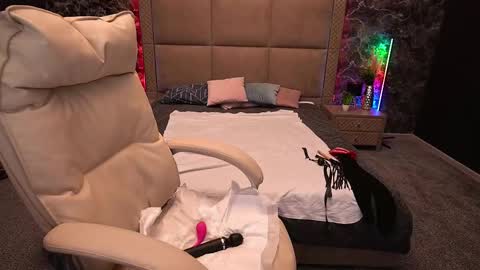 Snapshot of kiraroxx chatting on 02-26-25, 10:42 Kira online show from 02-26-25, 10:42