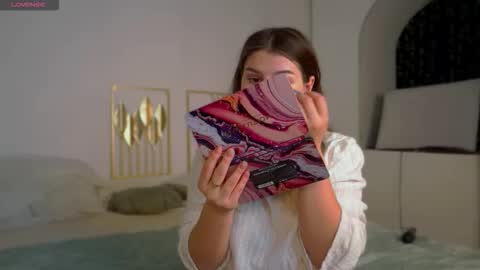 Snapshot of kirazephyr chatting on 10-19-25, 05:41 Kira online show from 10-19-25, 05:41