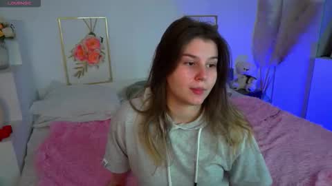 Snapshot of kirazephyr chatting on 10-26-25, 06:52 Kira online show from 10-26-25, 06:52