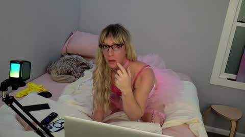 Snapshot of kirkcammerman1 chatting on 01-10-25, 08:40 Onya online show from 01-10-25, 08:40