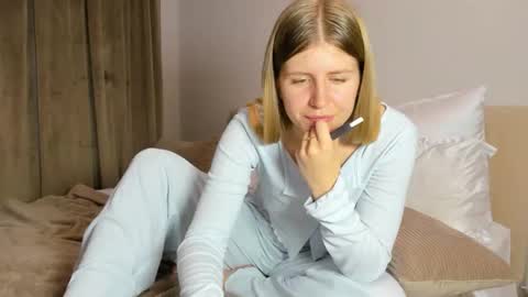 Kira online show from 11-22-25, 06:07