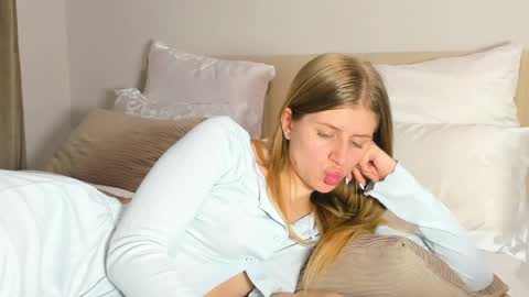 Kira online show from 04-18-26, 07:58