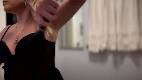 Snapshot of kissahsins chatting on 01-01-25, 04:07 Kissah Kreampuff online show from 01-01-25, 04:07