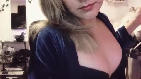 Snapshot of kissahsins chatting on 11-20-25, 04:23 Kissah Kreampuff online show from 11-20-25, 04:23