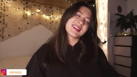 Snapshot of kisstarxxx chatting on 11-07-25, 04:34 Helena and Brad online show from 11-07-25, 04:34