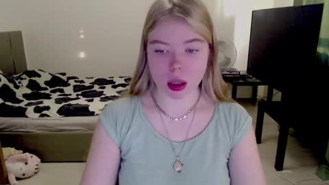 Jennyblonde and Emmabrunette online show from 12-04-24, 11:52