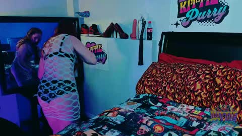 Snapshot of kittiepurry chatting on 01-05-25, 04:58 Kittie Purry online show from 01-05-25, 04:58