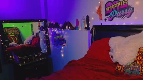 Snapshot of kittiepurry chatting on 02-18-25, 06:59 Kittie Purry online show from 02-18-25, 06:59
