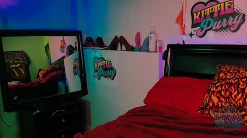 Snapshot of kittiepurry chatting on 02-26-25, 05:09 Kittie Purry online show from 02-26-25, 05:09