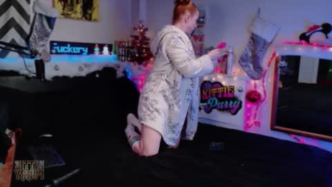 Snapshot of kittiepurry chatting on 12-20-25, 05:14 Kittie Purry online show from 12-20-25, 05:14