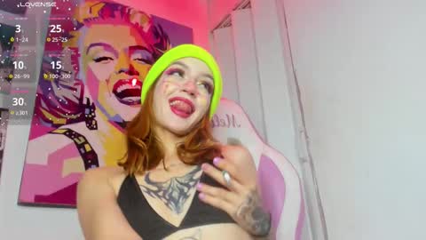 Snapshot of kitty__black__ chatting on 10-20-25, 08:53 KITTY online show from 10-20-25, 08:53