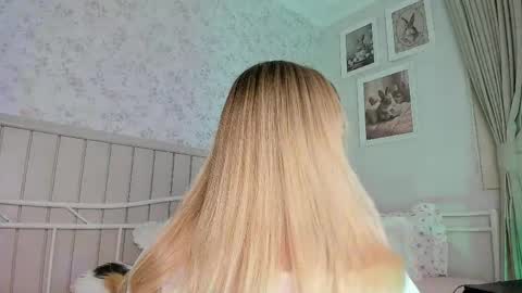 sophie online show from 05-18-26, 04:35