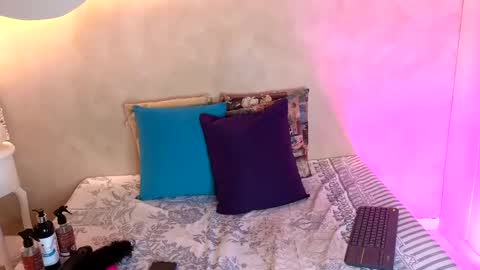 Snapshot of kloee_12 chatting on 06-06-26, 01:49 K L O E online show from 06-06-26, 01:49