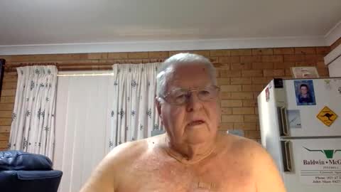 Snapshot of knights2001 chatting on 03-12-26, 11:00 Aussiedude online show from 03-12-26, 11:00