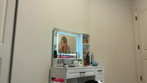 Snapshot of korinaluvv chatting on 06-14-26, 02:24 Korina online show from 06-14-26, 02:24