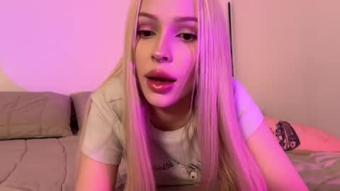 Snapshot of kristy_babe chatting on 09-20-25, 04:30 Kristy and Alice online show from 09-20-25, 04:30