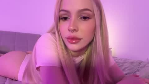 Snapshot of kristy_babe chatting on 10-08-25, 08:17 Kristy and Alice online show from 10-08-25, 08:17