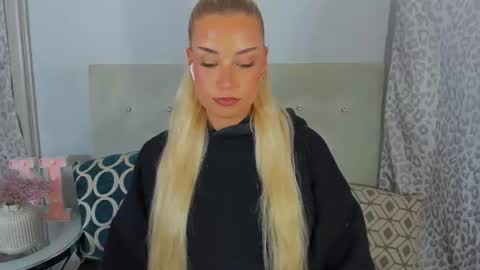 Snapshot of kristyflowers chatting on 06-14-26, 07:05 KristyFlowers online show from 06-14-26, 07:05