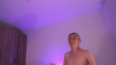 Snapshot of kxss_krawl chatting on 09-30-25, 10:59 Aria Kess online show from 09-30-25, 10:59