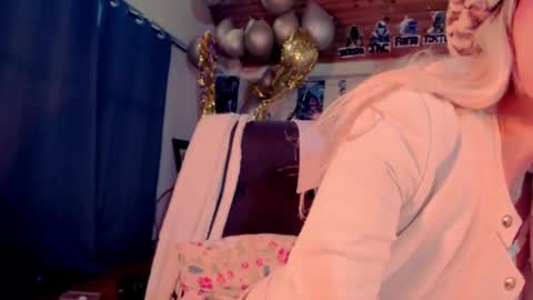 Snapshot of kyliekandy chatting on 02-13-25, 09:17 online show from 02-13-25, 09:17