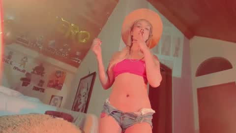 Snapshot of kyliekandy chatting on 03-01-25, 10:53 online show from 03-01-25, 10:53