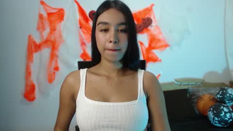 Snapshot of kyra_fox_ chatting on 10-22-25, 12:38 Kyra online show from 10-22-25, 12:38