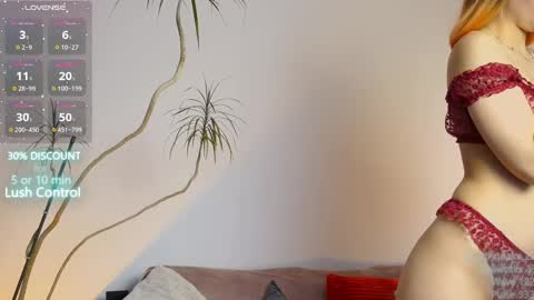 Snapshot of l1ttle_kiki chatting on 03-05-25, 03:18 Viktoria White online show from 03-05-25, 03:18