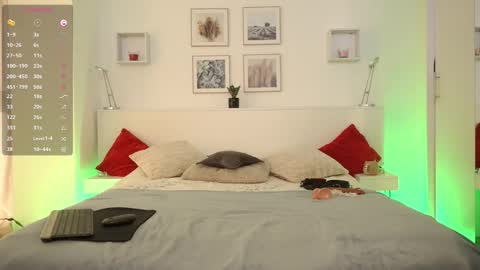 Snapshot of l1ttle_kiki chatting on 10-19-25, 02:07 Viktoria White online show from 10-19-25, 02:07