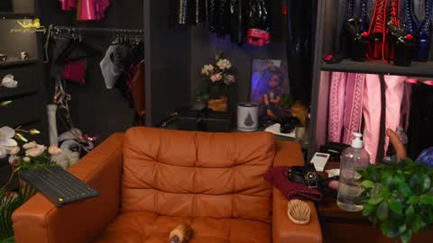 Snapshot of lacie_le_beauty chatting on 12-27-24, 08:18 Latex Lacie online show from 12-27-24, 08:18