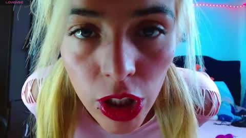 Snapshot of lacolombiana_bitch chatting on 09-24-25, 07:17 Valentina online show from 09-24-25, 07:17