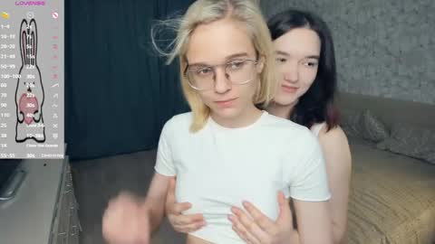 Violet and Isabel online show from 05-10-26, 07:19