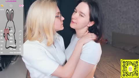 Violet and Isabel online show from 06-10-26, 07:13
