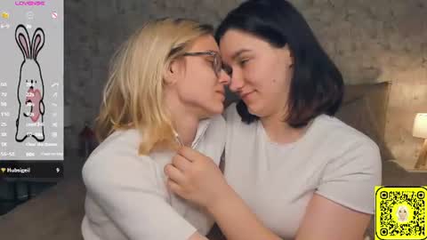 Snapshot of lacyedison chatting on 06-21-26, 07:16 Violet and Isabel online show from 06-21-26, 07:16