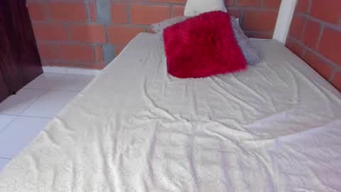 Snapshot of ladahear_ chatting on 12-30-24, 04:19 Akyra online show from 12-30-24, 04:19