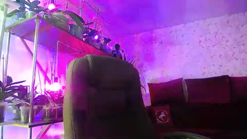 Lady Gloria online show from 12-20-25, 07:59