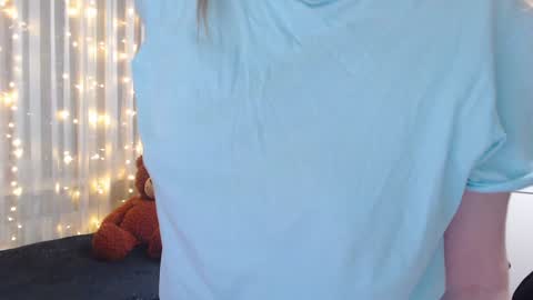 Snapshot of lady_inari chatting on 12-11-24, 04:42 Angelika online show from 12-11-24, 04:42