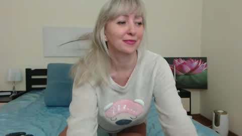 Snapshot of lady_milf_hot chatting on 02-23-25, 04:13 Sofi online show from 02-23-25, 04:13