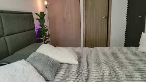 Snapshot of lady_ni chatting on 09-24-25, 12:52 700 1300 -5 online show from 09-24-25, 12:52