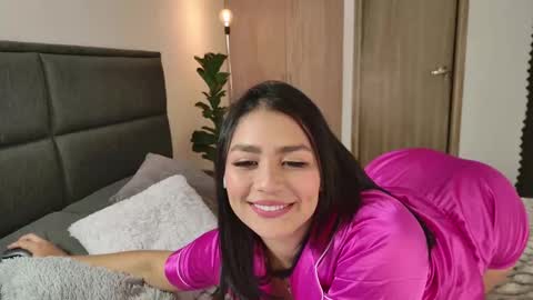 Snapshot of lady_ni chatting on 10-11-25, 12:58 700 1300 -5 online show from 10-11-25, 12:58